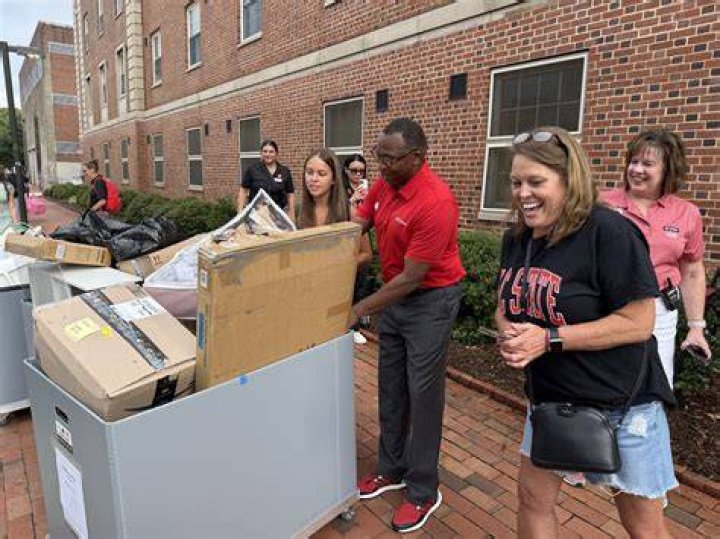 Does NC State allow freshmen to live off campus?