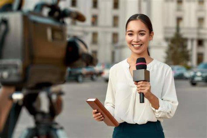 How do you become a business reporter?